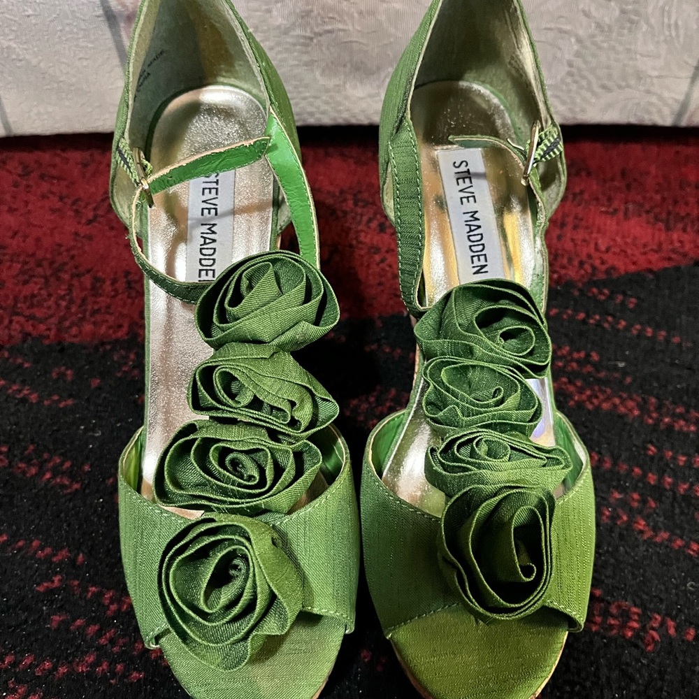 Steve Madden size 6 Green Rosette wedge Heels